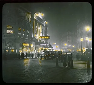 <b class=qtipBold><figcaption>Piccadilly/Lantern Slide</figcaption></b><br>Piccadilly Circus by night<br><em>© Mary Evans Picture Library</em> Piccadilly/Lantern Slide