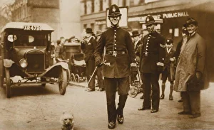 <b class=qtipBold><figcaption>Police Officer & Stray</figcaption></b><br>Police officer walking stray dog to lost and found home in London Metropolitan Police<br><em>© Mary Evans Picture Library 2015 - https://copyrighthub.org/s0/hub1/creation/maryevans/MaryEvansPictureID/10192517</em> Police Officer & Stray