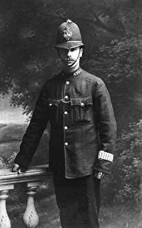 <b class=qtipBold><figcaption>Police Officer Uniform</figcaption></b><br>Police officer in uniform. Metropolitan Police<br><em>© Mary Evans Picture Library 2015 - https://copyrighthub.org/s0/hub1/creation/maryevans/MaryEvansPictureID/10192940</em> Police Officer Uniform