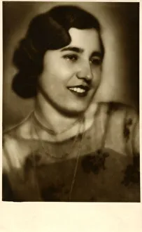 Portrait photograph by Willi Pollak of Mizzi Langalka (?) Portrait photograph by Willi Pollak of Mizzi Langalka (?)