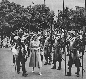 The Queen inspects pikemen and musketeers The Queen inspects pikemen and musketeers