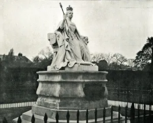 Queen Victoria statue, Kensington Gardens, London Queen Victoria statue, Kensington Gardens, London