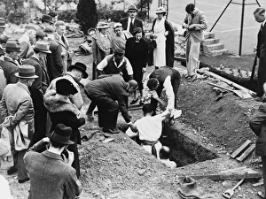 <b class=qtipBold><figcaption>Rahman Bey Buried 1937</figcaption></b><br>RAHMAN BEY, self-styled Egyptian fakir, is buried alive at Carshalton, under the control of Harry Price : he is helped out of his 'grave'<br><em>© Mary Evans Picture Library 2015 - https://copyrighthub.org/s0/hub1/creation/maryevans/MaryEvansPictureID/10068388</em> Rahman Bey Buried 1937