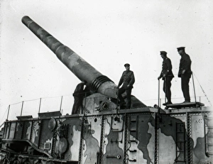 <b class=qtipBold><figcaption>Railway mounted gun emplacement</figcaption></b><br>A railway mounted gun emplacement and soldiers during the First World War. The gun and mounting have been camouflaged with two shades of paint.<br><em>© Mary Evans / Roger Worsley Archive</em> Railway mounted gun emplacement