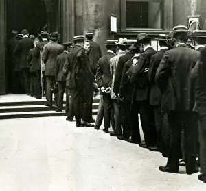 Join Gallery: Recruits queueing up to enlist, WW1