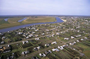Russia Gallery: Russian village Garyi stretching along the river Sosva bank