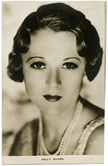Pearl Necklace Fashion Trends Prints: Sally Eilers