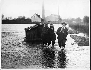 Wading Gallery: Shepperton Flood 1929