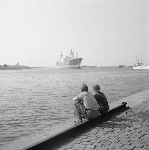 <b class=qtipBold><figcaption>Ship in harbour</figcaption></b><br>Two boys in the harbour of Landskrona, Sweden 1956. Date: 1956<br><em>© Landskrona Museum / IBL / Mary Evans</em> Ship in harbour