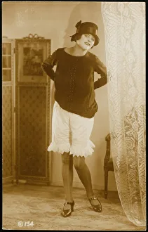 Screen Gallery: Showing her Knickers