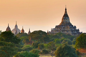 Shwesandaw Pagoda at sunset, Plain of Bagan, Myanmar Shwesandaw Pagoda at sunset, Plain of Bagan, Myanmar