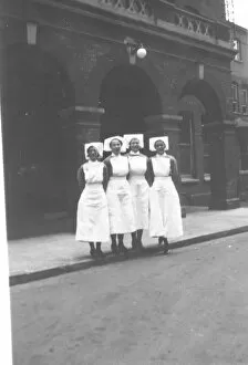 London Collection: Four sisters at the entrance to Highgate Hospital