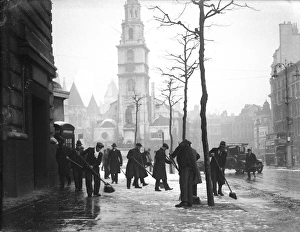<b class=qtipBold><figcaption>Snow Sweepers 1930S</figcaption></b><br>Men sweeping snow from the pavements in central London during a bad winter.<br><em>© Mary Evans Picture Library</em> Snow Sweepers 1930S