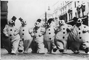 <b class=qtipBold><figcaption>Six Snowmen</figcaption></b><br>This is how a party of merrymakers appeared in the streets during a mirthful celebration in Berlin. Date: 1932<br><em>© Mary Evans Picture Library</em> Six Snowmen