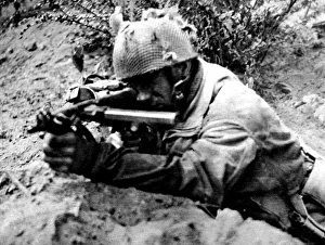 Soldier of the British First Airborne in action in Arnhem; S Soldier of the British First Airborne in action in Arnhem; S