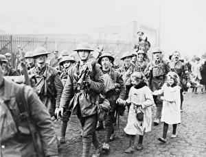 <b class=qtipBold><figcaption>Soldiers in Lille 1918</figcaption></b><br>British soldiers greeted by children in Lille on the Western Front in France during World War I in 1918<br><em>© Mary Evans/Robert Hunt Collection</em> Soldiers in Lille 1918