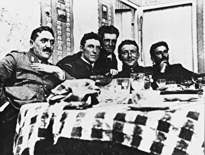 <b class=qtipBold><figcaption>Soldiers WWI</figcaption></b><br>Soldiers at a meal on the French front during World War I<br><em>© Mary Evans/Robert Hunt Collection</em> Soldiers WWI