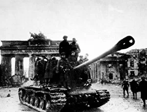 Images Dated 24th August 2004: Soviet Heavy Tank in Berlin; Second World War, 1945