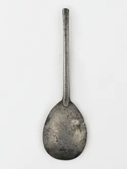<b class=qtipBold><figcaption>Spoon, reverse</figcaption></b><br>Pewter spoon with a slip top, made in England in c.1600, with a circular maker's mark containing the initials 'RA'. Date: c.1600<br><em>© The Geffrye Museum of the Home / Mary Evans Picture Library</em> Spoon, reverse
