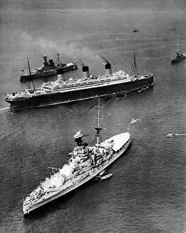 Images Dated 7th July 2004: SS Berengaria Passing Spithead, 1935