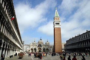 <b class=qtipBold><figcaption>St. Mark's Square, Venice, Italy</figcaption></b><br>Basilica Di San Marco and the Campanile in the Piazza San Marco (St. Mark's Square) in Venice, Italy circa 2008<br><em>© Mary Evans Picture Library 2015 - https://copyrighthub.org/s0/hub1/creation/maryevans/MaryEvansPictureID/10528424</em> St. Mark's Square, Venice, Italy