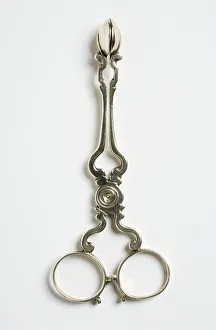 <b class=qtipBold><figcaption>Sugar tongs</figcaption></b><br>A pair of silver sugar tongs, made in London by Joseph Drake, c.1730-1739. Date: 1730-1739<br><em>© The Geffrye Museum of the Home / Mary Evans Picture Library</em> Sugar tongs
