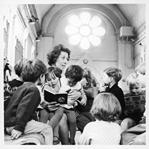 Teacher reading to infants, Brentwood, Essex Teacher reading to infants, Brentwood, Essex