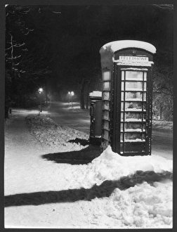 <b class=qtipBold><figcaption>Telephone Kiosk in Snow</figcaption></b><br>A night study after a fall of snow, showing a telephone kiosk and a (postal) pillar box, Elstree, Hertfordshire, England.<br><em>© Mary Evans Picture Library</em> Telephone Kiosk in Snow