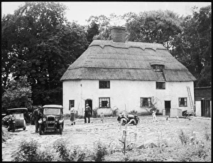 <b class=qtipBold><figcaption>Thatched Roadhouse</figcaption></b><br>'Kelsale', a thatched roadhouse hotel in East Suffolk, England, on the main Yarmouth Road at Curlew Green.<br><em>© Mary Evans Picture Library</em> Thatched Roadhouse