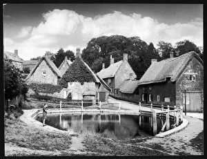 <b class=qtipBold><figcaption>Thatched Village 1930S</figcaption></b><br>Thatch cottages in the village of Wroxton in the Cotswolds, England<br><em>© Mary Evans Picture Library</em> Thatched Village 1930S