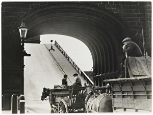 <b class=qtipBold><figcaption>Tower Bridge/Carts 1930S</figcaption></b><br>Two horse-drawn carts, one from the Metropolitan Cartage Co., wait while London's Tower Bridge opens.<br><em>© Mary Evans Picture Library 2015 - https://copyrighthub.org/s0/hub1/creation/maryevans/MaryEvansPictureID/10090470</em> Tower Bridge/Carts 1930S