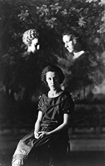 <b class=qtipBold><figcaption>Triple Image Photo</figcaption></b><br>Photograph by an unknown photographer, showing a sitter, perhaps with her parents on the Other Side.<br><em>© Mary Evans Picture Library 2015 - https://copyrighthub.org/s0/hub1/creation/maryevans/MaryEvansPictureID/10197296</em> Triple Image Photo