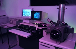 Variable pressure scanning electron microscope Variable pressure scanning electron microscope