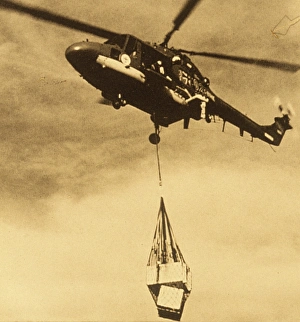<b class=qtipBold><figcaption>Various helicopters lifting load</figcaption></b><br>Various helicopters lifting load/jeep/bridge, c.1960s/1970s Date: circa 1970<br><em>© The Institution of Mechanical Engineers/Mary Evans</em> Various helicopters lifting load