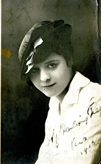 Vera Vivian, performer, in a signed portrait photo Vera Vivian, performer, in a signed portrait photo