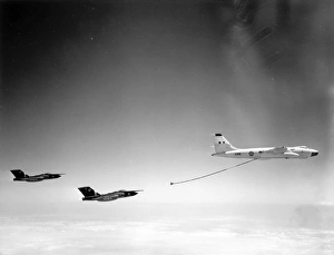Vickers Valiant B(K)1 XD816 about to refuel two Glosters Vickers Valiant B(K)1 XD816 about to refuel two Glosters