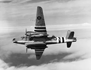 <b class=qtipBold><figcaption>Vickers Warwick B-1 ASR Stage A</figcaption></b><br>Vickers Warwick B-1 ASR Stage a with Underslung Lifeboat for Air-Sea Rescue Date: 1940s<br><em>© aviation-images.com / Mary Evans Picture Library</em> Vickers Warwick B-1 ASR Stage A