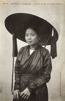 Vietnam - Hai Phong - Woman with a fabulous wide-brimmed hat Vietnam - Hai Phong - Woman with a fabulous wide-brimmed hat