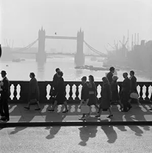 Commuters Gallery: Walking across London Bridge 1950s