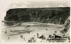 Holidaymakers Gallery: Whitecliff Bay, Bembridge, Isle of Wight, Hampshire. Date: circa 1930s