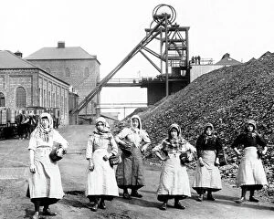 Images Dated 5th August 2019: Wigan Junction Colliery Pit Brow Lasses