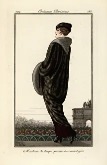 Oversize Gallery: Woman in long coat of grey fox fur