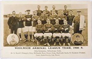 <b class=qtipBold><figcaption>Woolwich Arsenal Team</figcaption></b><br>WOOLWICH ARSENAL football team (each player is named below).<br><em>© Mary Evans Picture Library</em> Woolwich Arsenal Team
