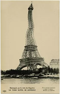 Sep15 Gallery: WW1 - Eiffel Tower in Paris is scared of the Zeppelin menace