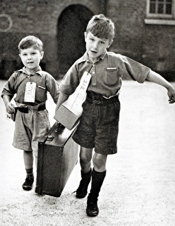 <b class=qtipBold><figcaption>Young Evacuees</figcaption></b><br>Two young evacuees with their belongings.<br><em>© Mary Evans Picture Library 2015 - https://copyrighthub.org/s0/hub1/creation/maryevans/MaryEvansPictureID/10225098</em> Young Evacuees