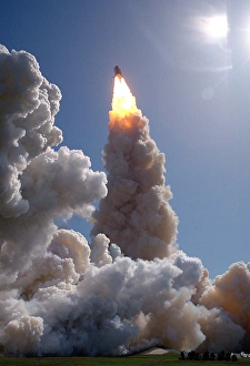 <b class=qtipBold><figcaption>Columbia 180 Turn and Burn</figcaption></b><br>The Space Shuttle Columbia and her crew of six lifted off from PAD 39B at 1:09 p.m. EDT, on a ten-day mission. The primary payload of Space Shuttle mission STS-52 is the Laser Geodynamic Satellite II (LAGEOS II).<br><em>© NASA</em> Columbia 180 Turn and Burn