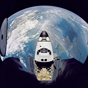 <b class=qtipBold><figcaption>Fish-Eye View of Atlantis</figcaption></b><br>Fish-eye view of the Space Shuttle Atlantis as seen from the Russian Mir space station during the STS-71 mission.<br><em>© NASA</em> Fish-Eye View of Atlantis