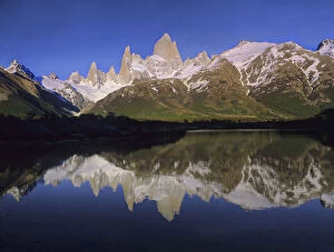 Images Dated 26th October 2009: Cerro Fitzroy at sunrise with reflection