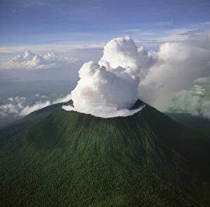 Images Dated 27th February 2006: Democratic Republic of Congo (DRC) - Aerial view of Africa, Mount Nyiragongo, Virunga Volcanoes