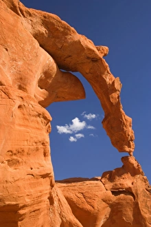 Ephemeral Arch - fragile and delicately sculptured arch of red sandstone - arch Ephemeral Arch - fragile and delicately sculptured arch of red sandstone - arch